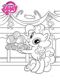 Pinkie Pie niesie tort